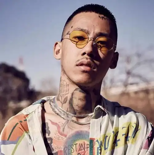 com如果你也想跟上这一波嘻哈热潮,相信以上 5 种最 hip hop 的发型