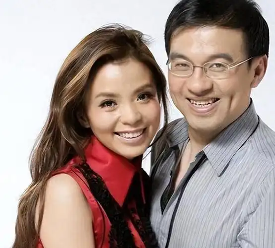 央视朱迅正式迎来退休月领1万老公晋升校长网友羡慕