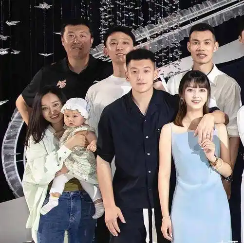 王治郅一家近照,大郅再穿军装,周蕾主持舞台,差13岁很幸福_篮球_生活