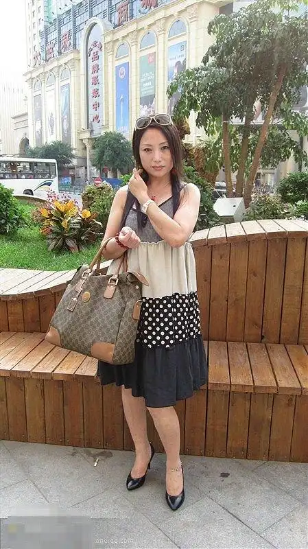 小蜗牛熟女830集100张照片精华帖看得出这个美熟妇已经48岁了吗熟女吧