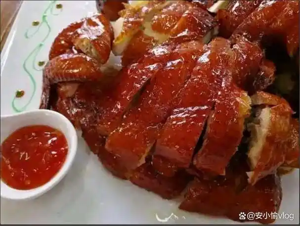 广东人吃鸡真是爱到骨子里,今天给大家介绍一道广东名菜,"吊烧脆皮鸡"