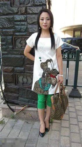 小蜗牛熟女830集 100张照片精华帖 看得出这个美熟妇已经48岁了吗