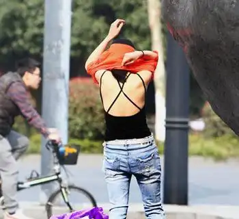 杭州:网模拍摄样照 美女当街脱裤换衣