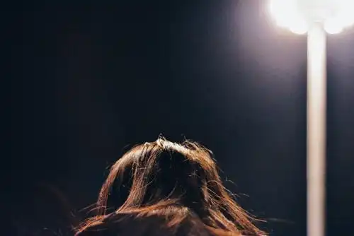 夜色中的孤单美女孤独的美女深夜图片