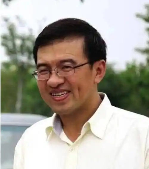 央视主持人朱迅一家三口出游,大8岁老公白发苍老,儿子高大帅气_王志成