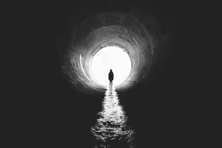 水渠 通道 女孩 光 剪影 黑白照片 4k壁纸_4k人物图片高清壁纸_墨鱼