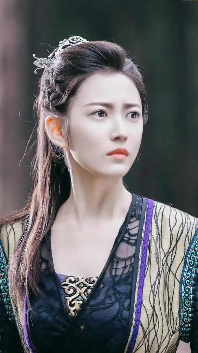 陈钰琪的眼睛非常清澈有灵气,给人一种纯真少女的感觉.她在《倚天屠龙